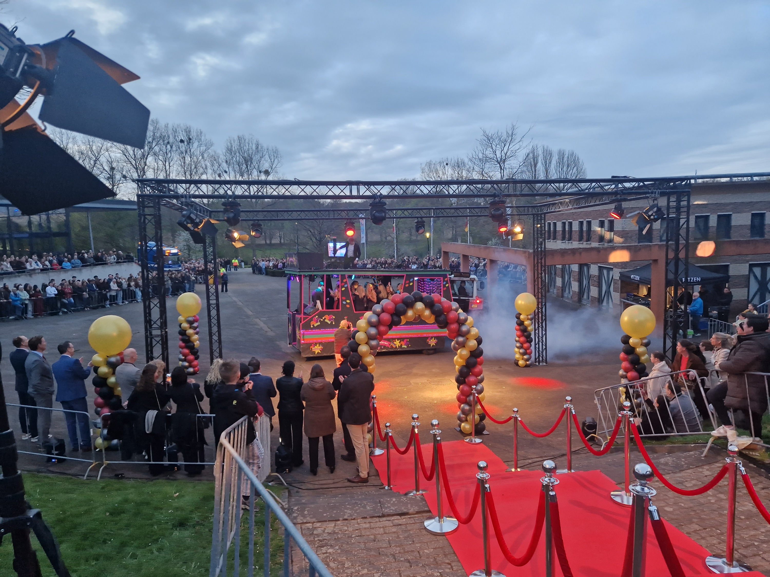 Leerlingen stralen op rode loper 