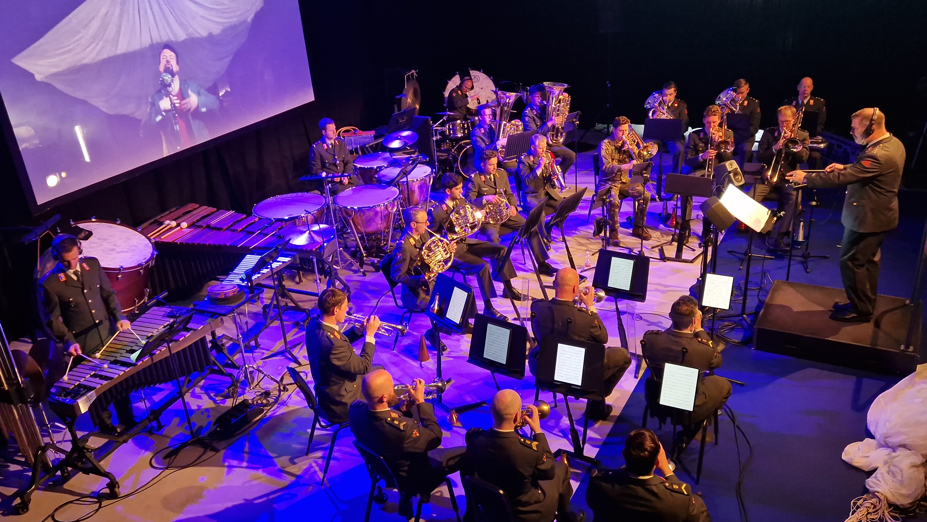 Regimentsfanfare speelt voor leerlingen