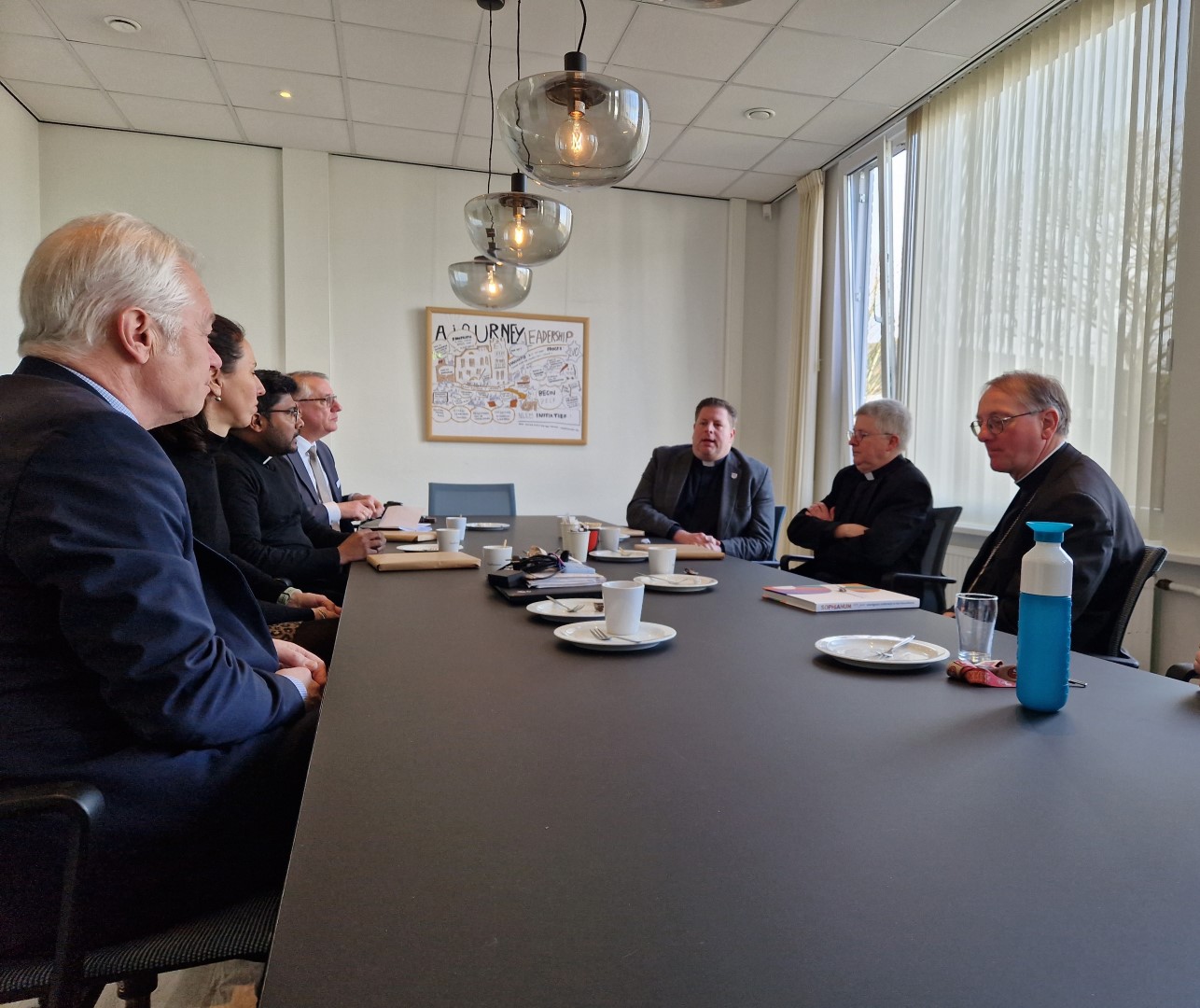 Bisschop maakt kennis met onze school 